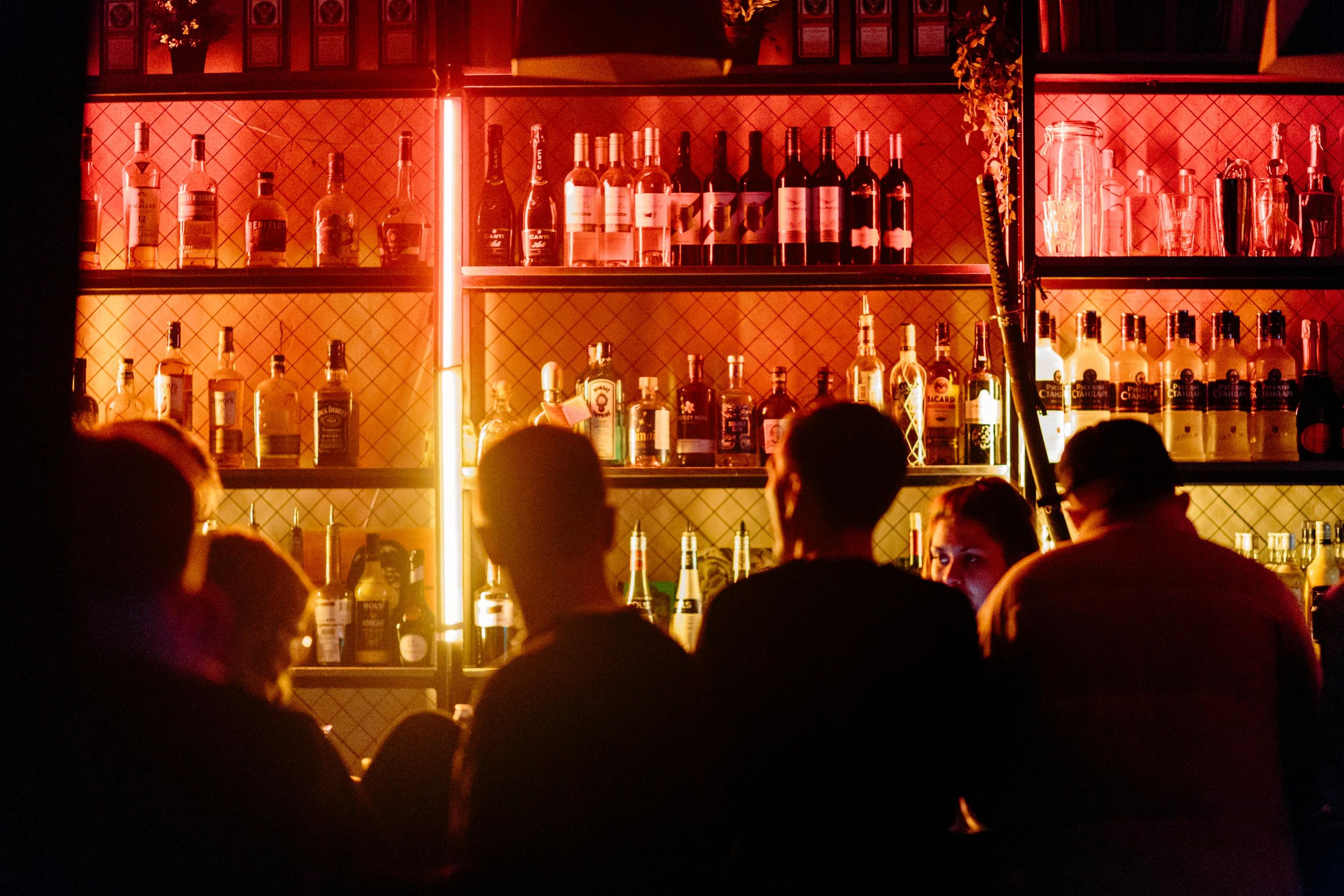 Barra llena de gente en una noche cualquiera de la ciudad