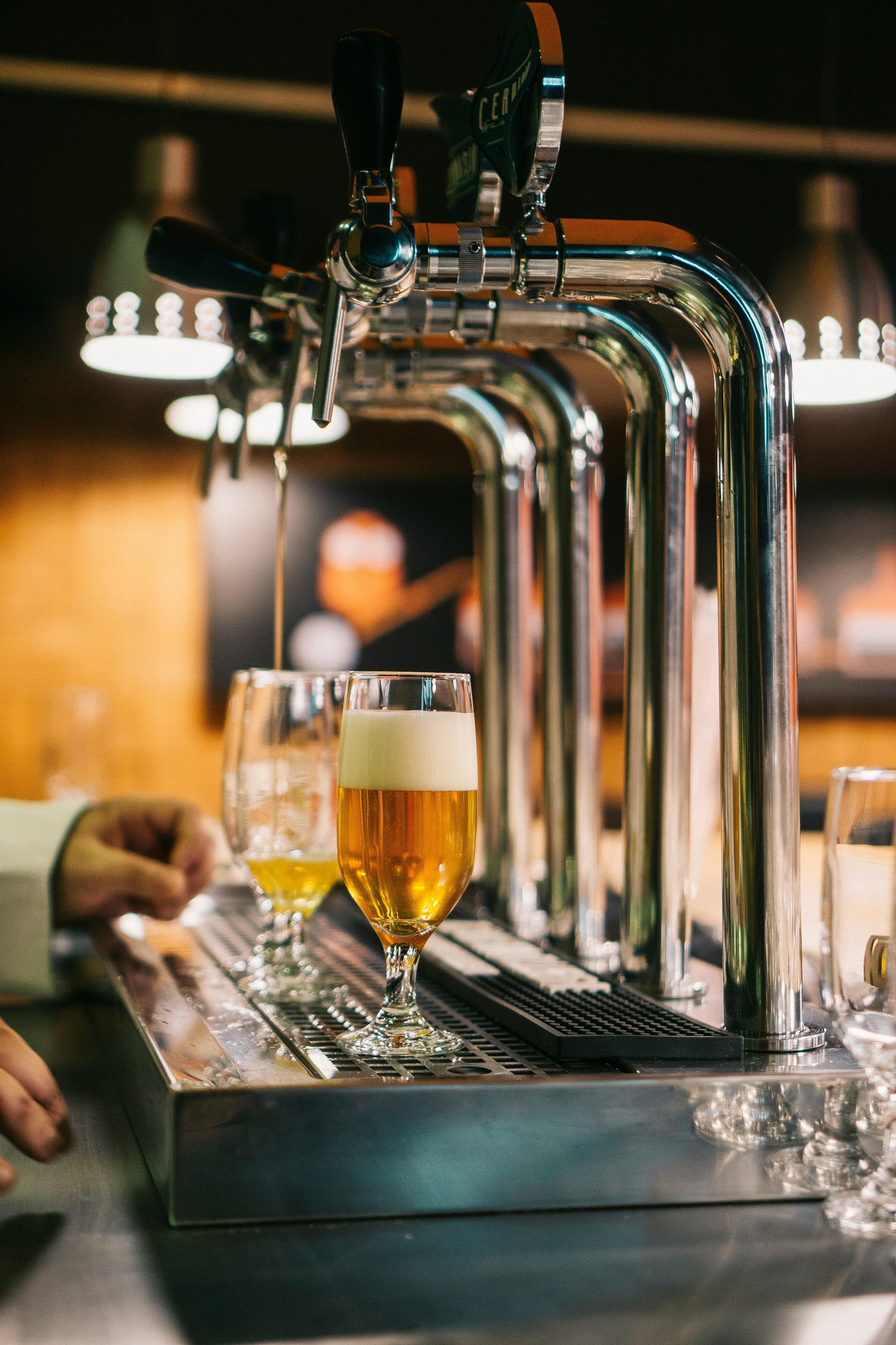Grifos de cerveza en la barra de un bar