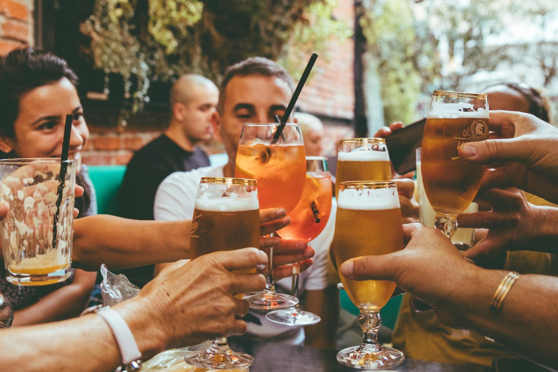 Grupo de amigos brindando con cervezas en una terraza