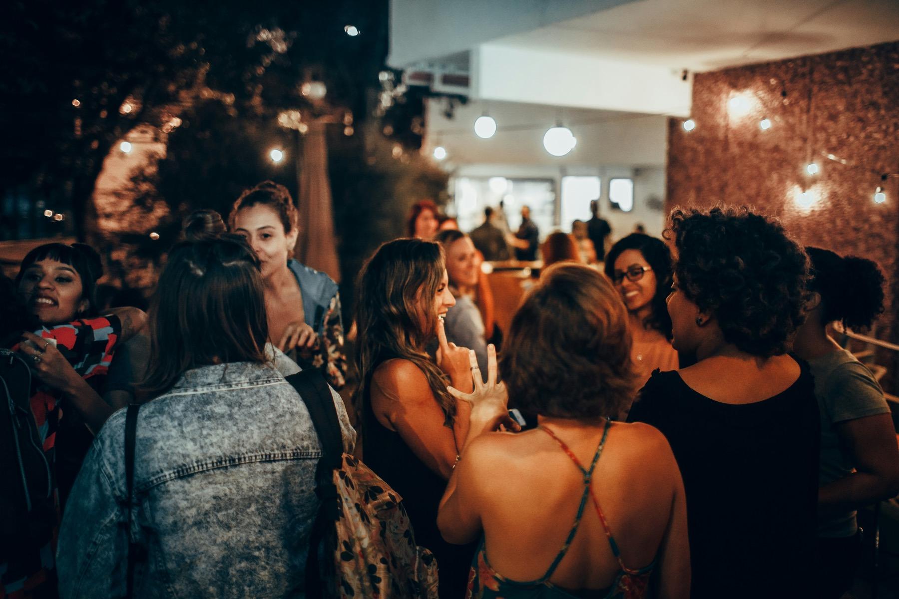 Terraza de un bar con ambiente nocturno