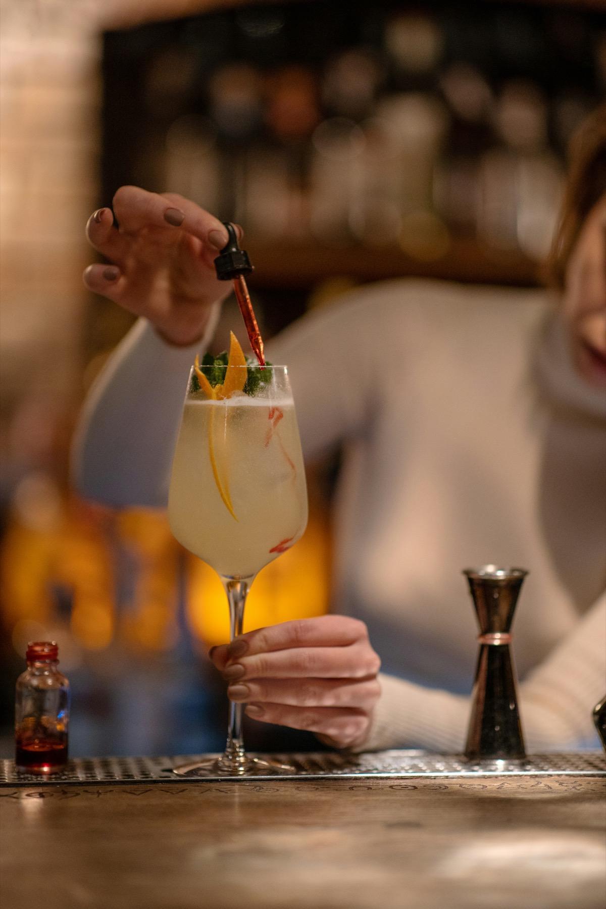 Propietario detrás de la barra de su bar