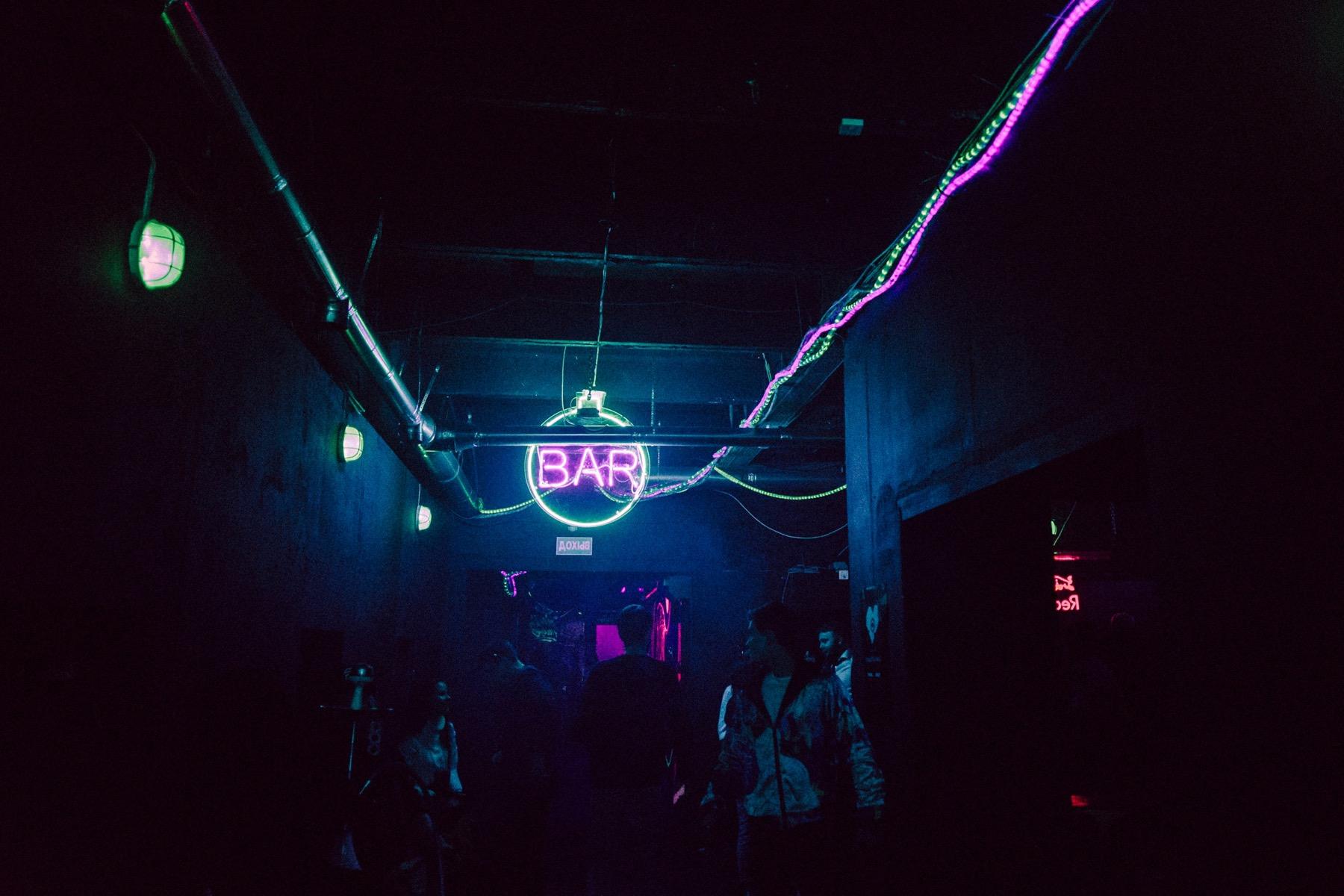 Rótulo de neón de un bar por la noche