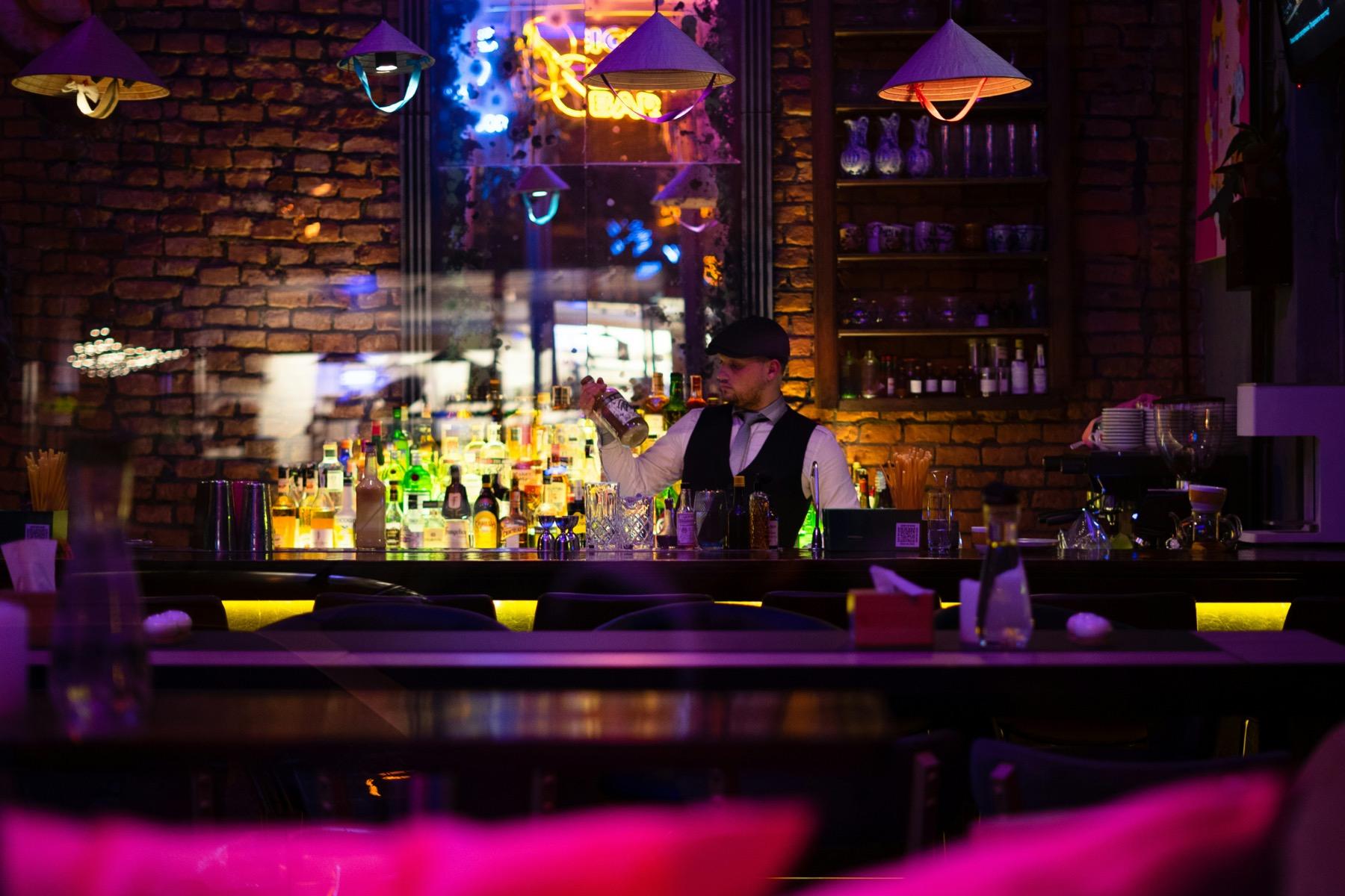 Propietario de un bar gestionando su negocio